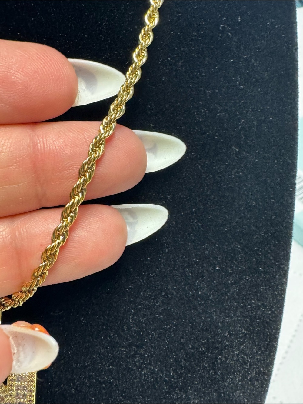 Gold Tone Iced Out Letter V Pendant Rope Chain Necklace New - Picture 7 of 8